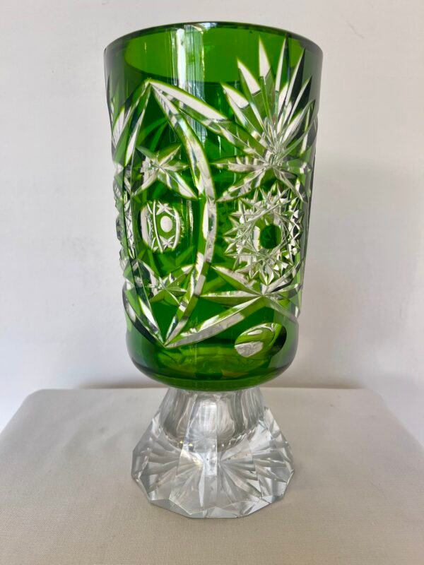 Coppa in cristallo boemo verde inciso, stile Art Deco