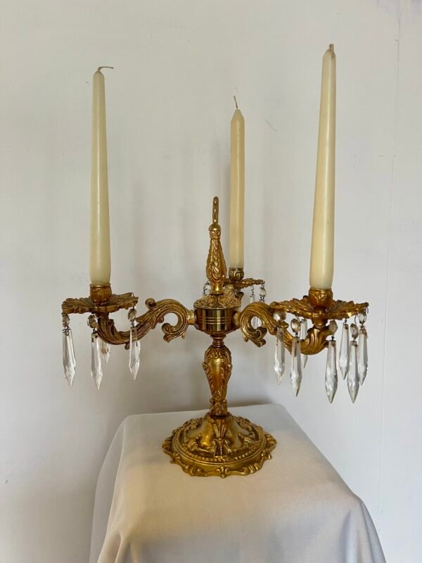 Candelabro in bronzo dorato con pendagli in cristallo