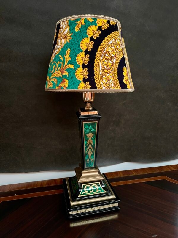Coppia di lampade da tavolo in stile neoclassico con base decorata e paralumi in tessuto barocco - Image 3