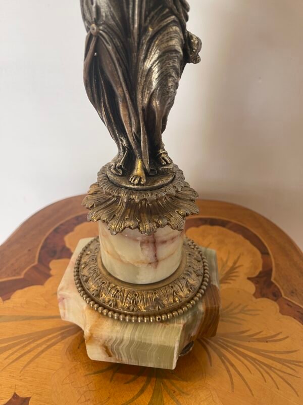 Candeliere francese in bronzo e marmo con figura femminile - Image 3