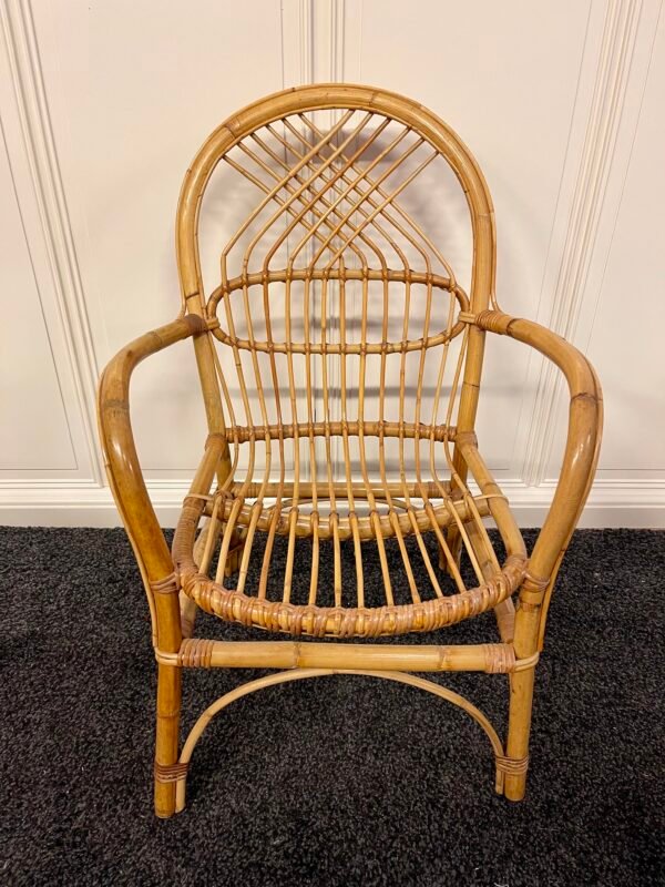 Poltroncina vintage in rattan con schienale decorativo - Image 3