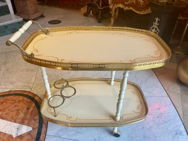 Carrello da tè anni ‘50 in legno laccato avorio e dettagli in ottone