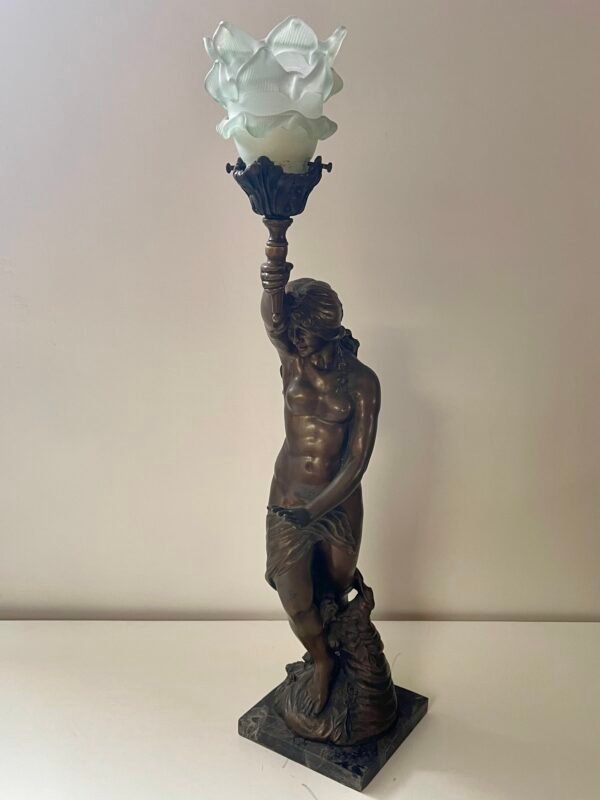 Lampada scultorea con figura maschile classica