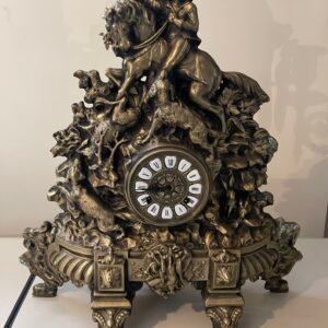 Orologio da caminetto in bronzo con scena di caccia a cavallo