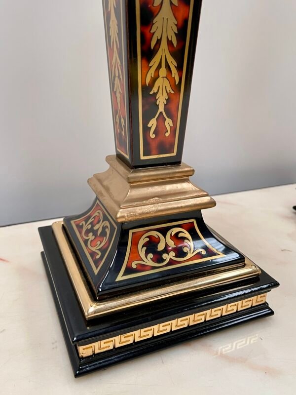 Coppia di lampade da tavolo in stile neoclassico con paralumi decorati in stile Versace - Image 2