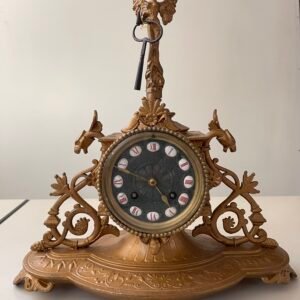 Orologio da camino in stile barocco con statuetta e chiave originale