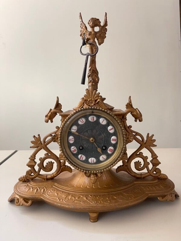 Orologio da camino in stile barocco con statuetta e chiave originale