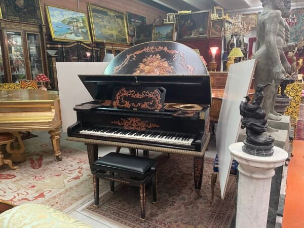 Pianoforte a coda decorativo in stile Luigi XV