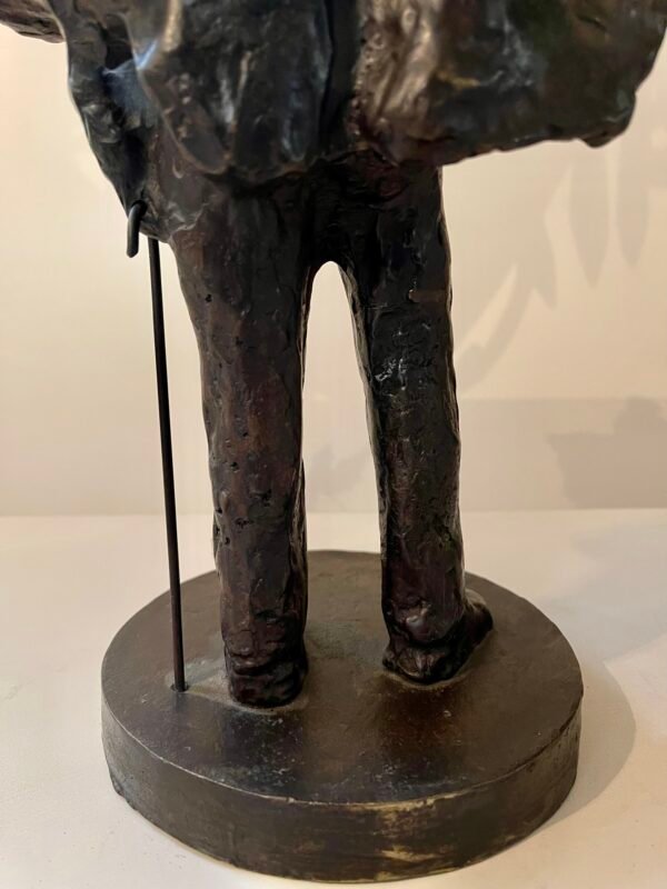 Scultura in bronzo raffigurante uomo con bastone - Image 4