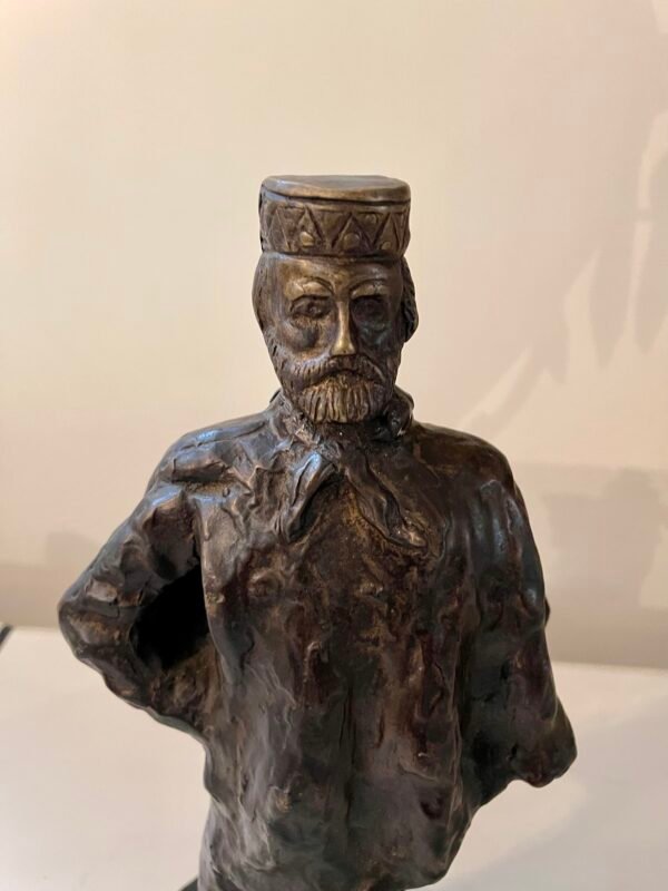 Scultura in bronzo raffigurante uomo con bastone - Image 2
