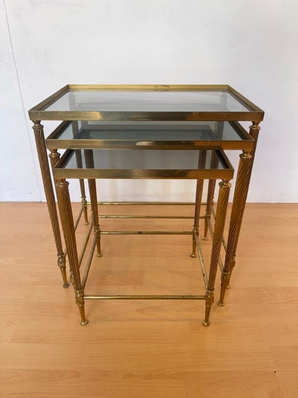 Set di 3 tavolini in ottone e vetro – stile Hollywood Regency