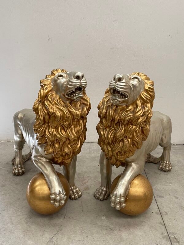 Coppia di Leoni Decorativi in Stile Barocco – Oro e Argento - Image 2