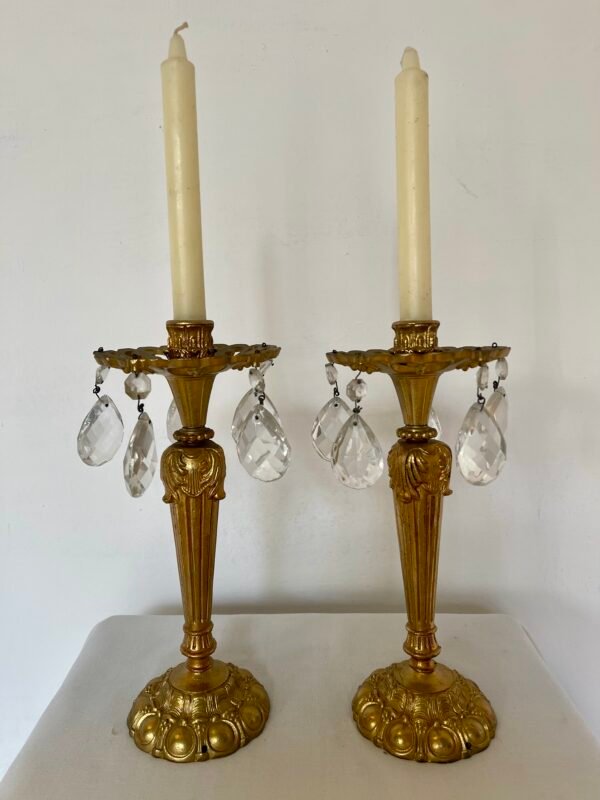 Elegante coppia di candelabri dorati in stile Impero con pendenti in cristallo