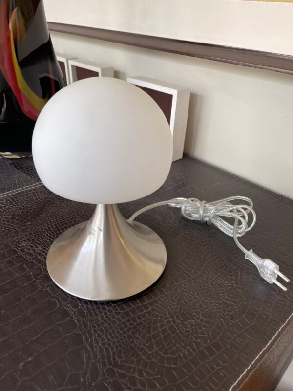 lampada bianca con base color agento - Image 3