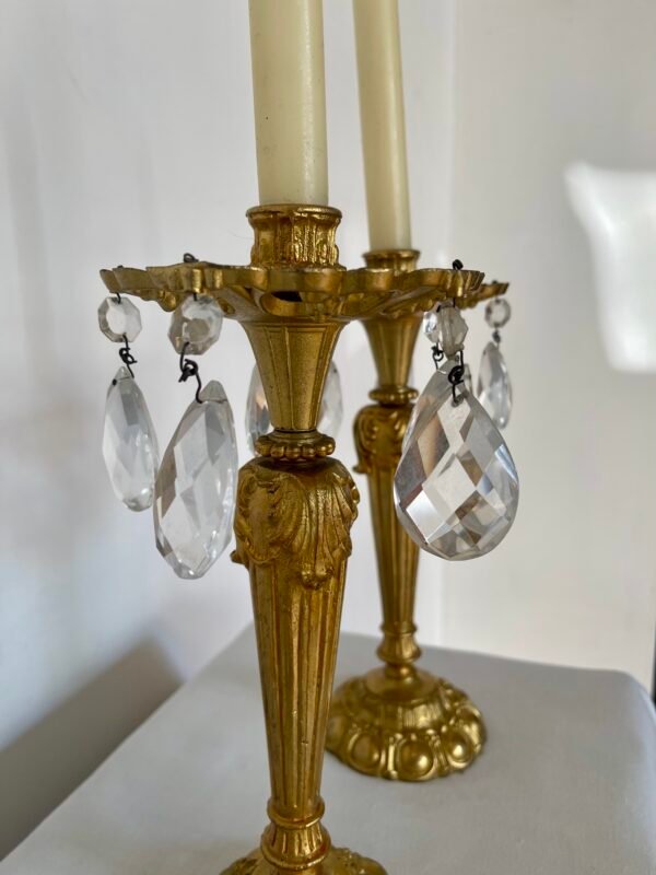 Elegante coppia di candelabri dorati in stile Impero con pendenti in cristallo - Image 5