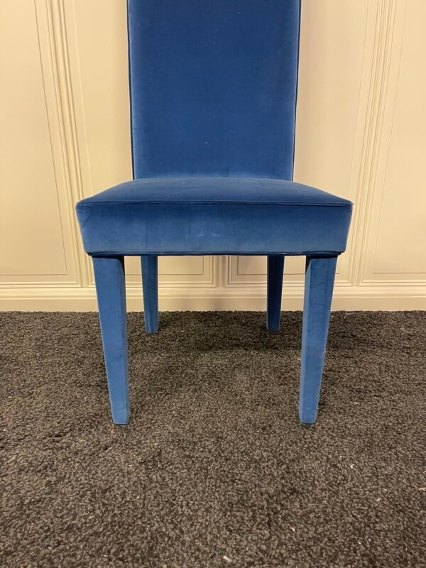Sedia rivestita in velluto blu – stile moderno elegante - Image 4