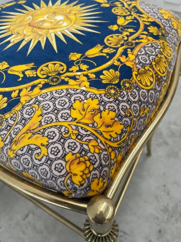 Coppia di sedie in ottone stile neoclassico con tessuto Versace "Sole" - Image 5
