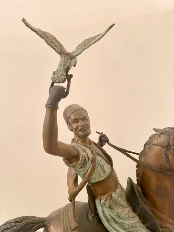 Scultura orientaleggiante “Cavaliere con falco” – in stile bronzo patinato - Image 5