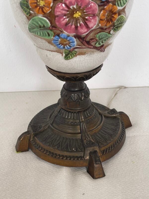 Lampada da tavolo vintage in stile vittoriano con paralume in vetro satinato e base floreale dipinta a mano - Image 3