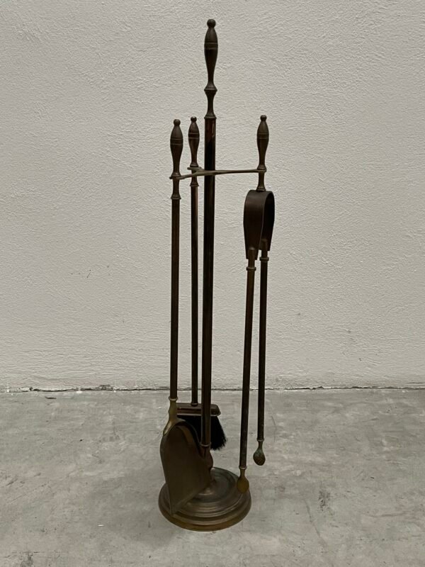Set da camino in ottone brunito – 4 pezzi con supporto  Descrizione: