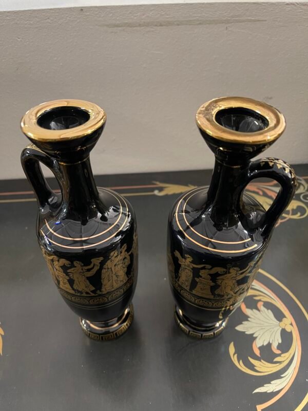 Coppia di anfore decorative stile greco in ceramica nera con decori dorati - Image 2