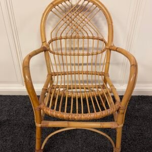 Poltroncina vintage in rattan con schienale decorativo
