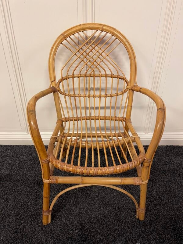 Poltroncina vintage in rattan con schienale decorativo