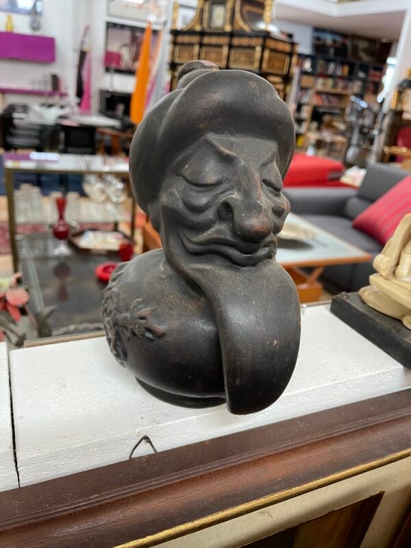 Scultura in terracotta nera – volto orientale con turbante - Image 3