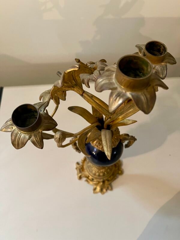 Candelabro decorativo a 3 luci in bronzo dorato con vaso in ceramica blu - Image 4