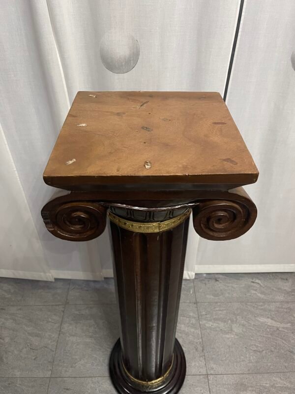 Colonna/piedistallo classico in legno scuro
