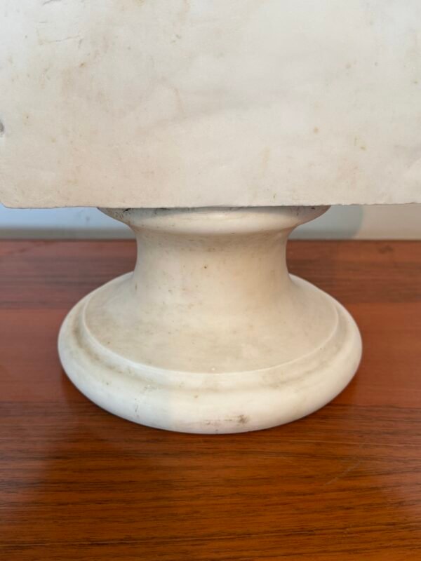 Busto Scultoreo in Marmo – Donna in Stile Neoclassico - Image 4