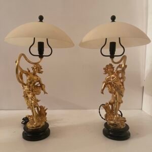 "Luce Neoclassica" – Coppia di lampade da tavolo con figure dorate
