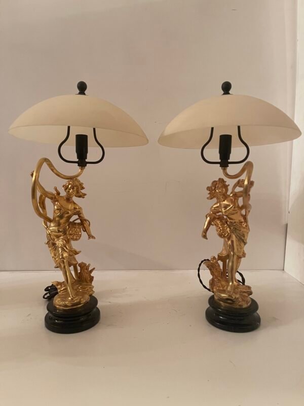 "Luce Neoclassica" – Coppia di lampade da tavolo con figure dorate