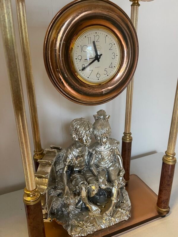 Orologio da tavolo con scena romantica in metallo - Image 2