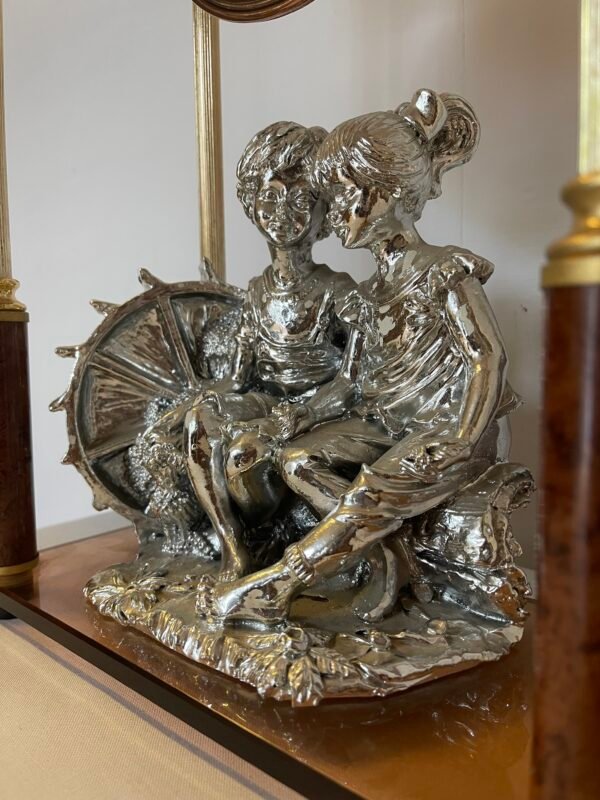 Orologio da tavolo con scena romantica in metallo - Image 3