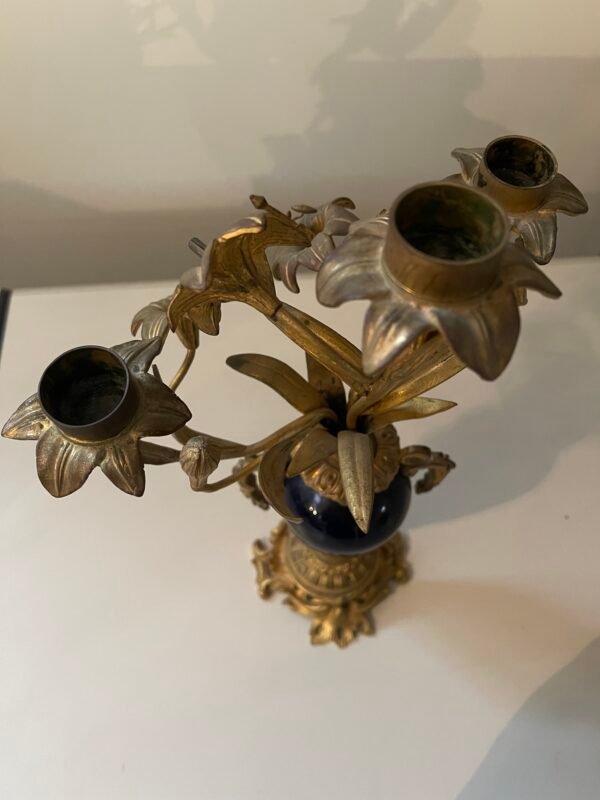 Candelabro decorativo a 3 luci in bronzo dorato con vaso in ceramica blu - Image 3