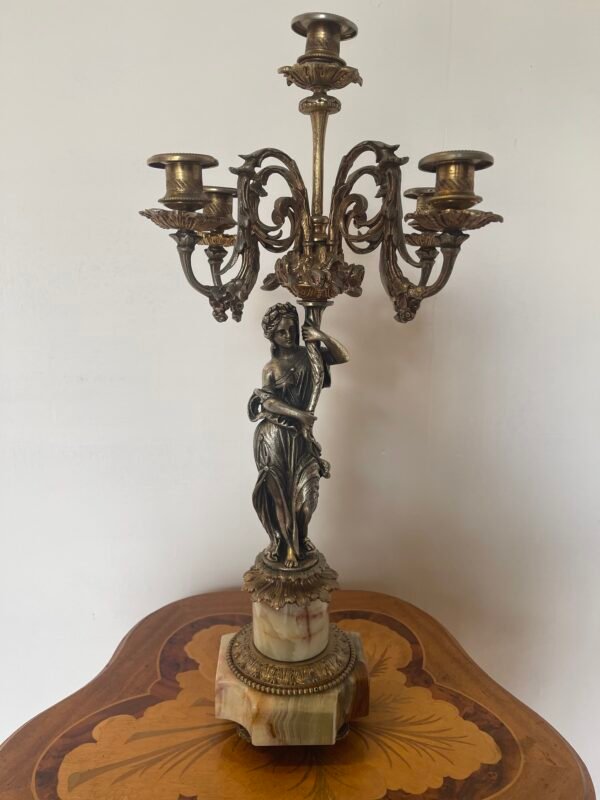 Candeliere francese in bronzo e marmo con figura femminile