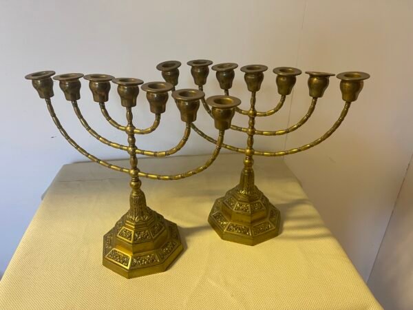 Coppia di candelabri a sette braccia in ottone