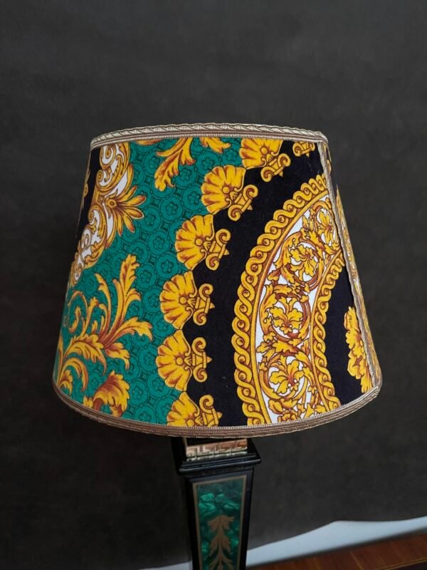 Coppia di lampade da tavolo in stile neoclassico con base decorata e paralumi in tessuto barocco - Image 5