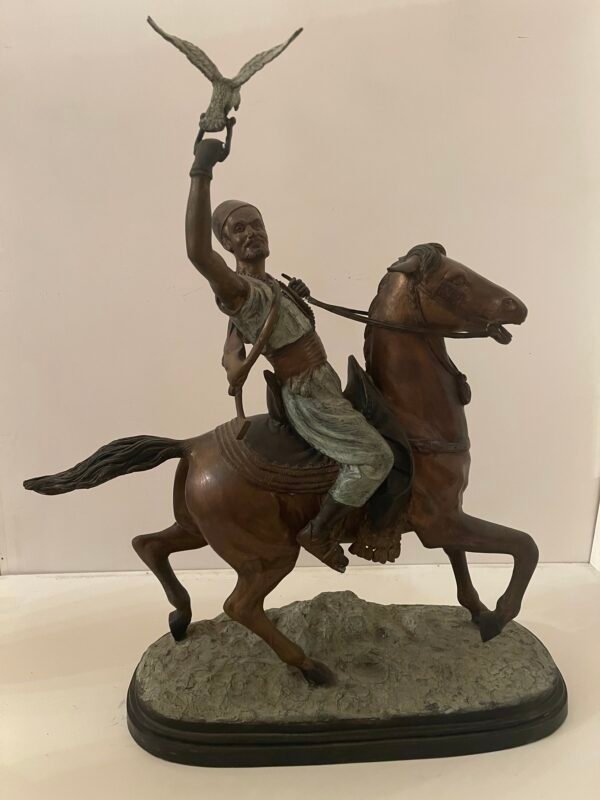 Scultura orientaleggiante “Cavaliere con falco” – in stile bronzo patinato