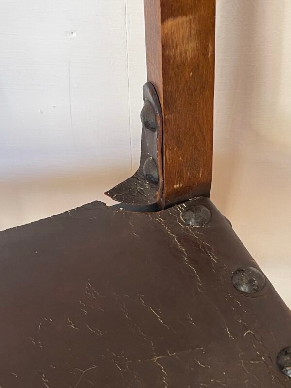 Coppia di sedie in legno e cuoio con borchie – stile rustico - Image 3