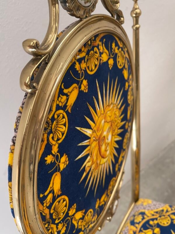 Coppia di sedie in ottone stile neoclassico con tessuto Versace "Sole" - Image 2