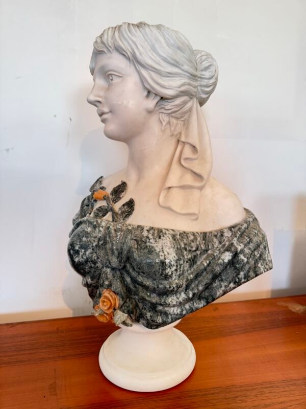 Busto Scultoreo Policromo in Marmo – Donna Romantica con Rose - Image 5