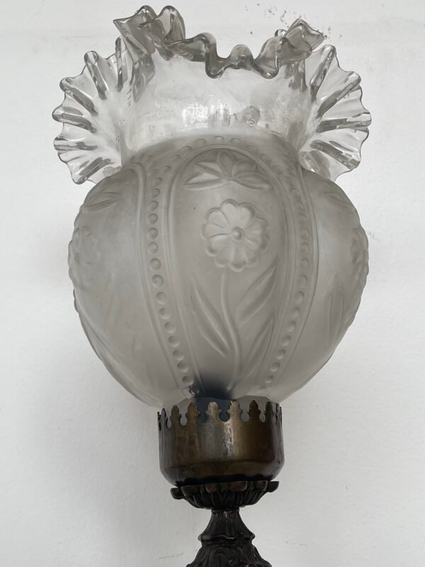 Lampada da tavolo vintage in stile vittoriano con paralume in vetro satinato e base floreale dipinta a mano - Image 4