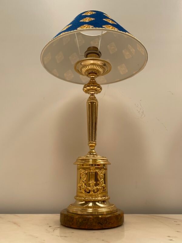 Lampada da Tavolo Classica in Ottone Dorato con Paralume in Tessuto Decorato - Image 4