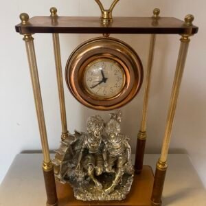 Orologio da tavolo con scena romantica in metallo