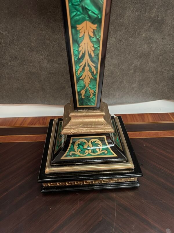 Coppia di lampade da tavolo in stile neoclassico con base decorata e paralumi in tessuto barocco - Image 4