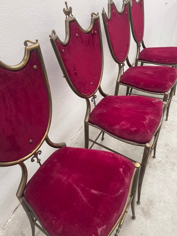 Set di 4 sedie in stile gotico con seduta in velluto rosso - Image 3