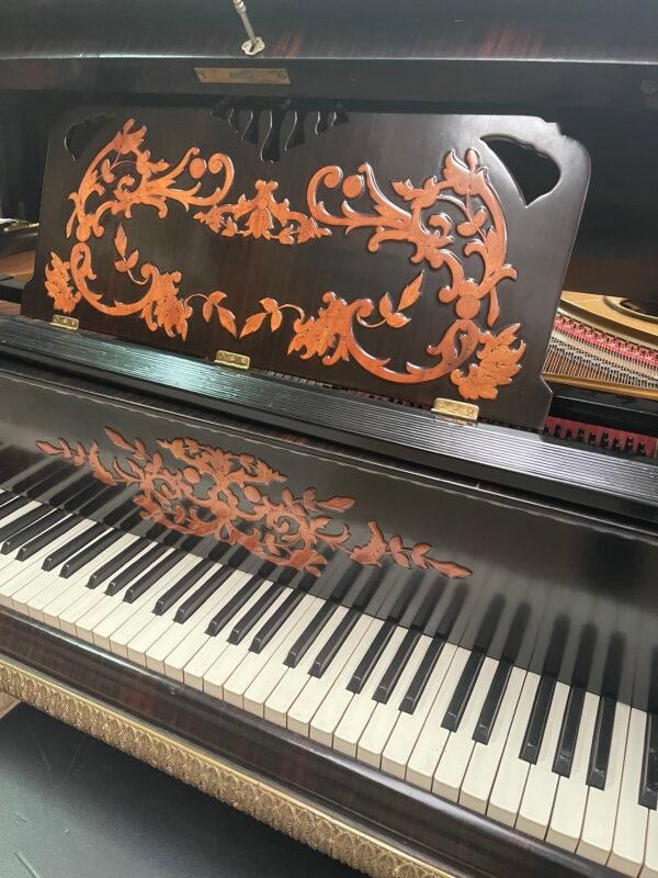 Pianoforte a coda decorativo in stile Luigi XV - Image 2