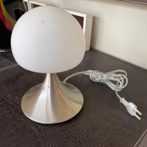 lampada bianca con base color agento